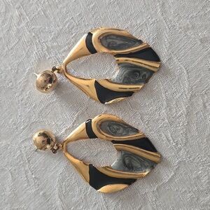 2X HOST PICK. Vintage. Gold Tone Dangle Earrings